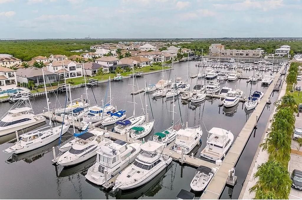 For Sale: $390,000 (2 beds, 2 baths, 1095 Square Feet)