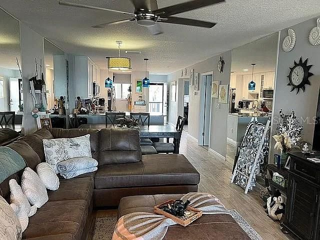 For Sale: $390,000 (2 beds, 2 baths, 1095 Square Feet)