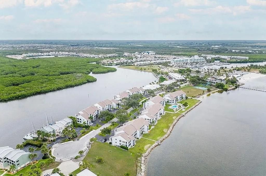 For Sale: $390,000 (2 beds, 2 baths, 1095 Square Feet)