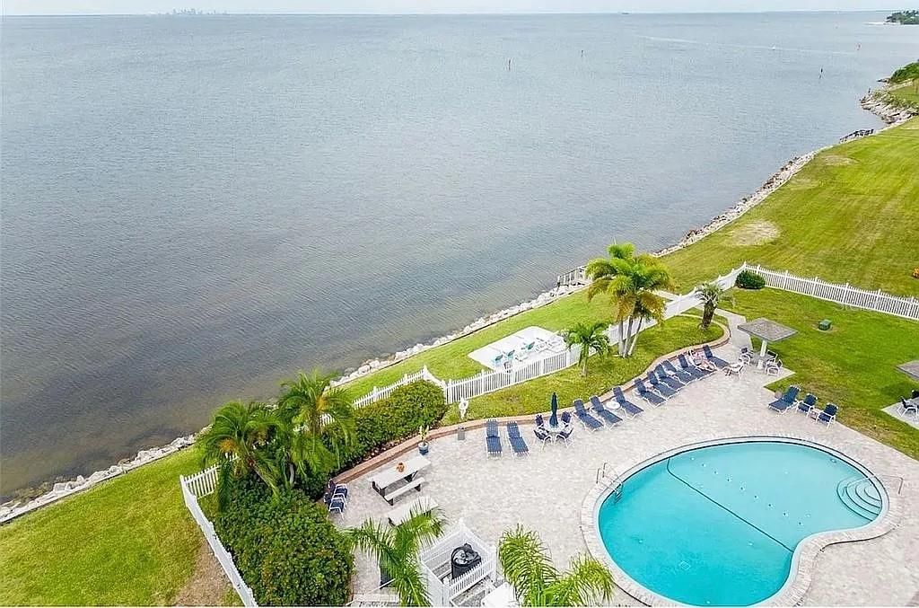 For Sale: $390,000 (2 beds, 2 baths, 1095 Square Feet)