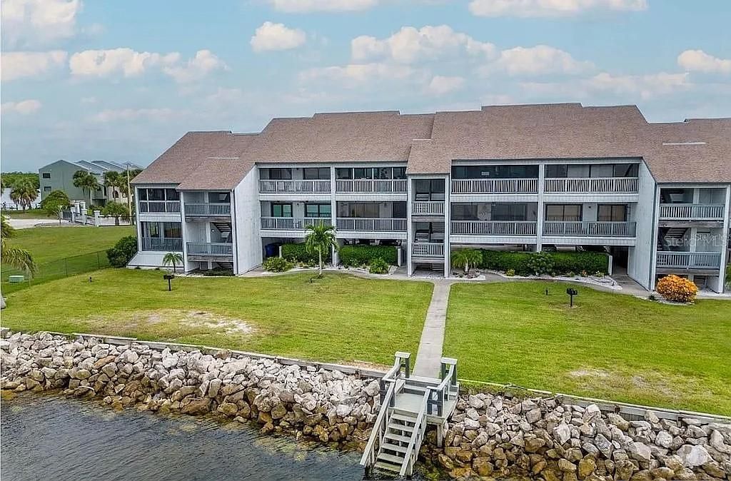 For Sale: $390,000 (2 beds, 2 baths, 1095 Square Feet)