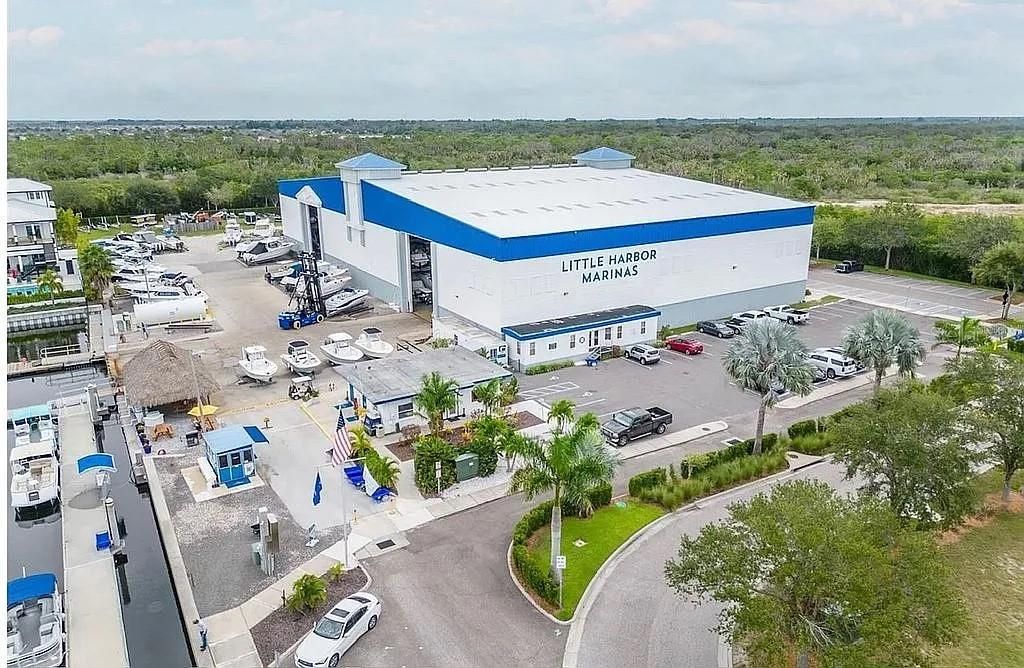 For Sale: $390,000 (2 beds, 2 baths, 1095 Square Feet)