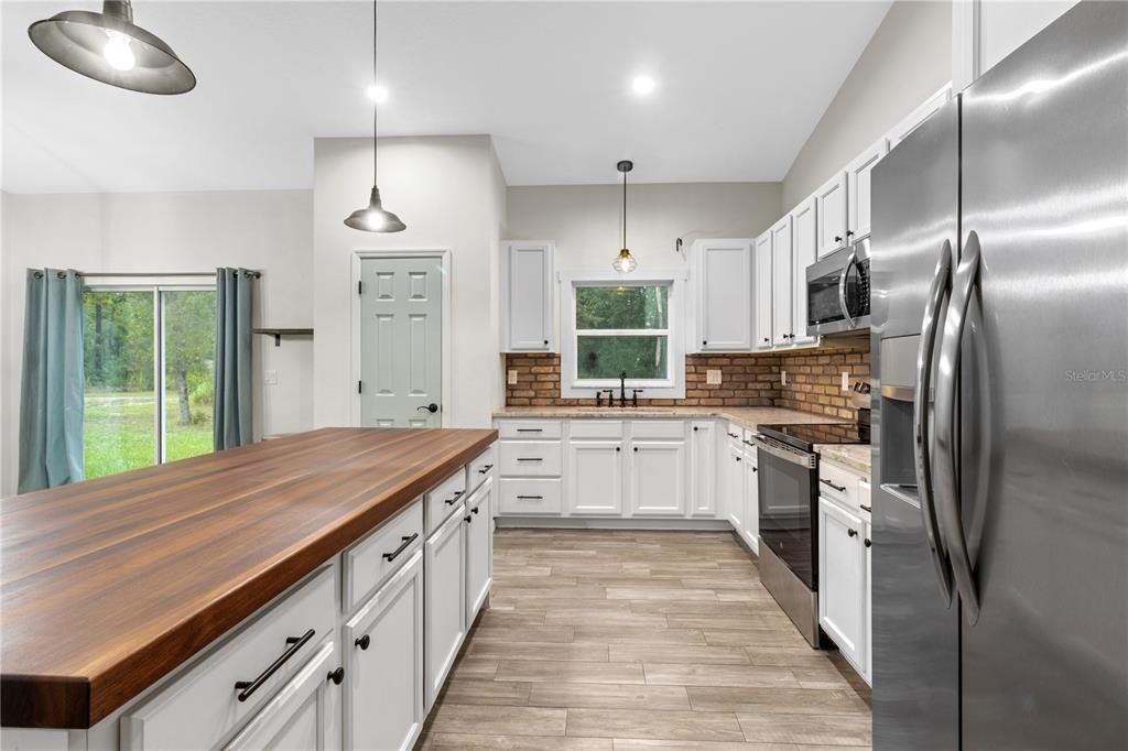 En Venta: $674,900 (4 camas, 2 baños, 1660 Pies cuadrados)