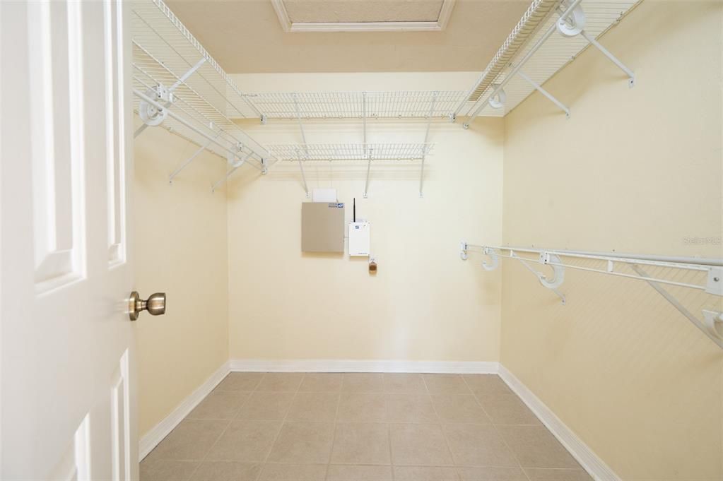 合同活跃: $485,000 (4 贝兹, 2 浴室, 2211 平方英尺)