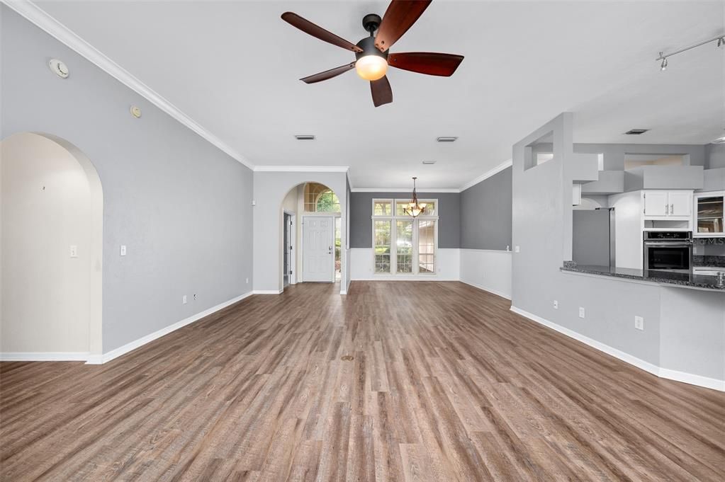 合同活跃: $485,000 (4 贝兹, 2 浴室, 2211 平方英尺)