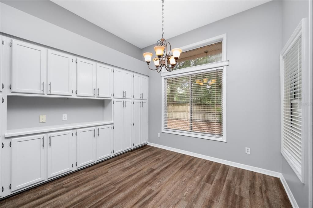 合同活跃: $485,000 (4 贝兹, 2 浴室, 2211 平方英尺)