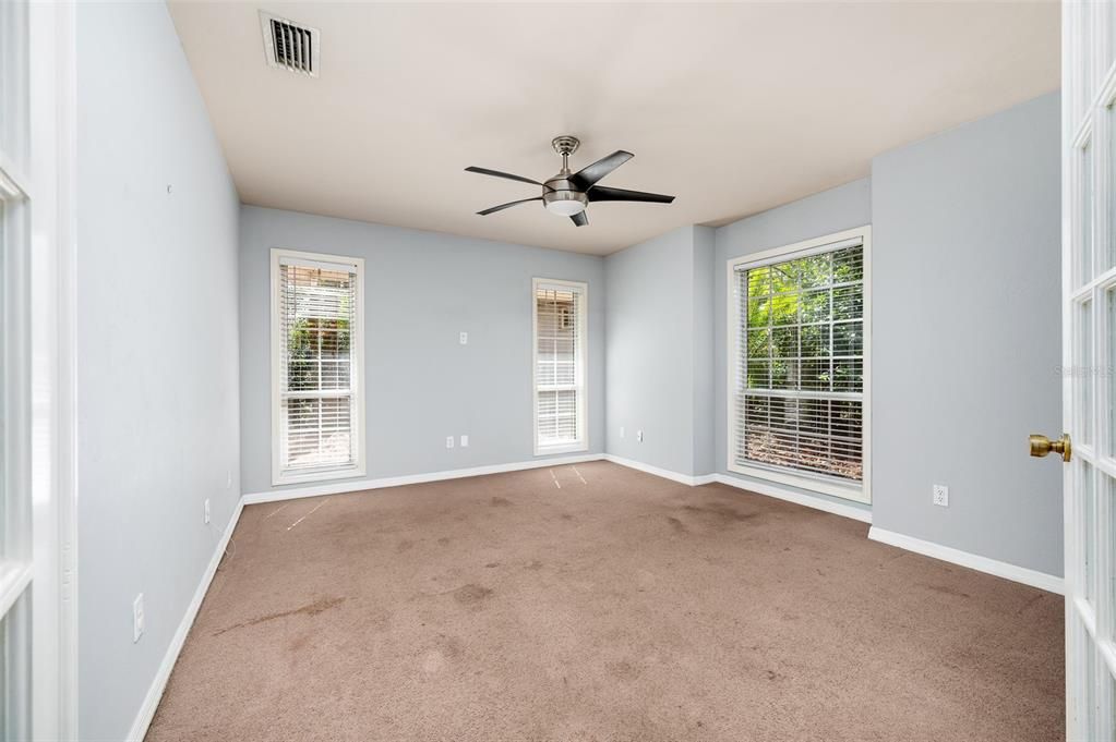 合同活跃: $485,000 (4 贝兹, 2 浴室, 2211 平方英尺)