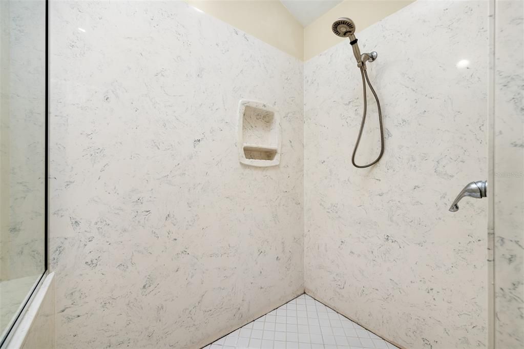 合同活跃: $485,000 (4 贝兹, 2 浴室, 2211 平方英尺)