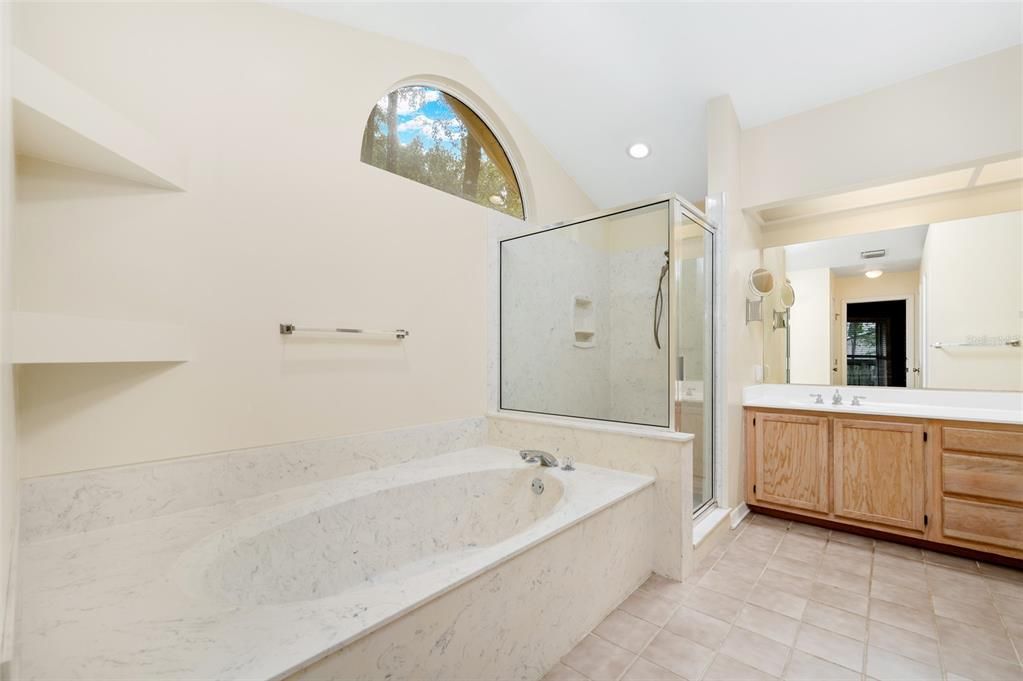 合同活跃: $485,000 (4 贝兹, 2 浴室, 2211 平方英尺)