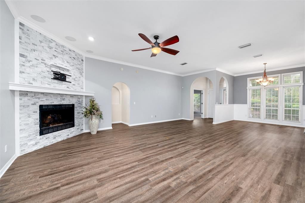 合同活跃: $485,000 (4 贝兹, 2 浴室, 2211 平方英尺)