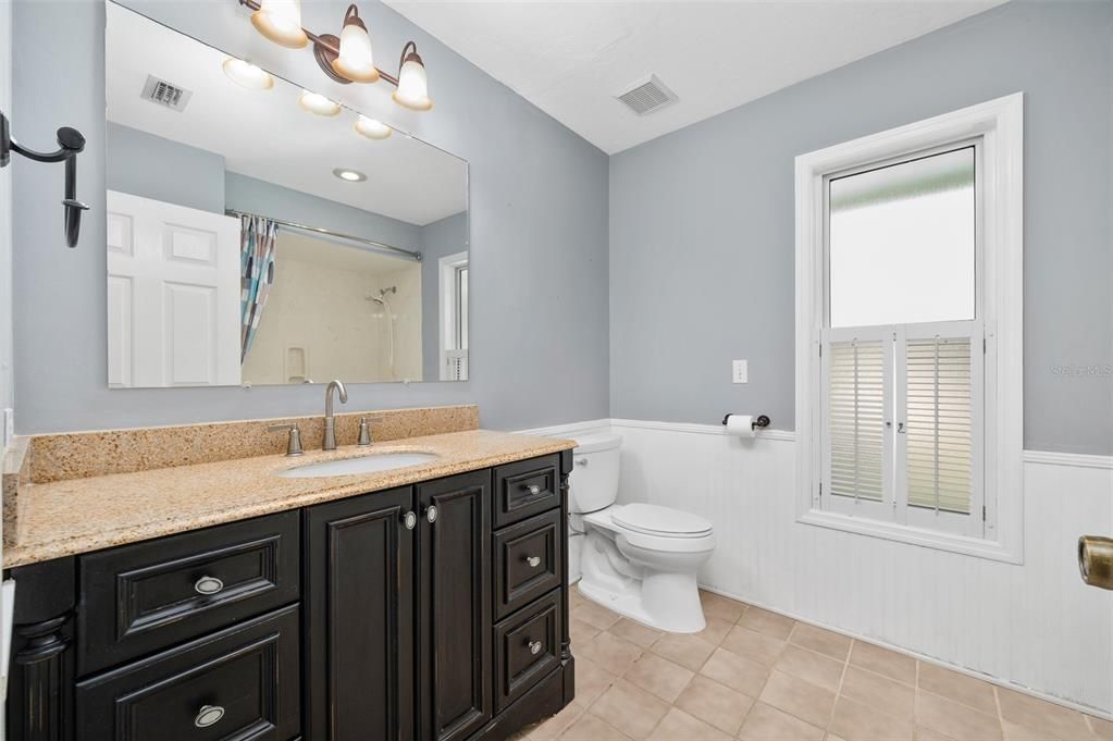 合同活跃: $485,000 (4 贝兹, 2 浴室, 2211 平方英尺)