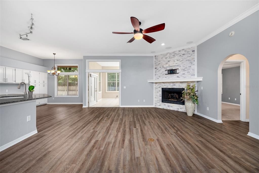 合同活跃: $485,000 (4 贝兹, 2 浴室, 2211 平方英尺)