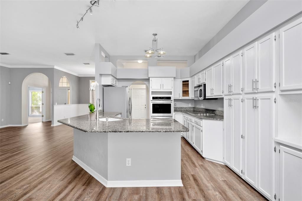 合同活跃: $485,000 (4 贝兹, 2 浴室, 2211 平方英尺)