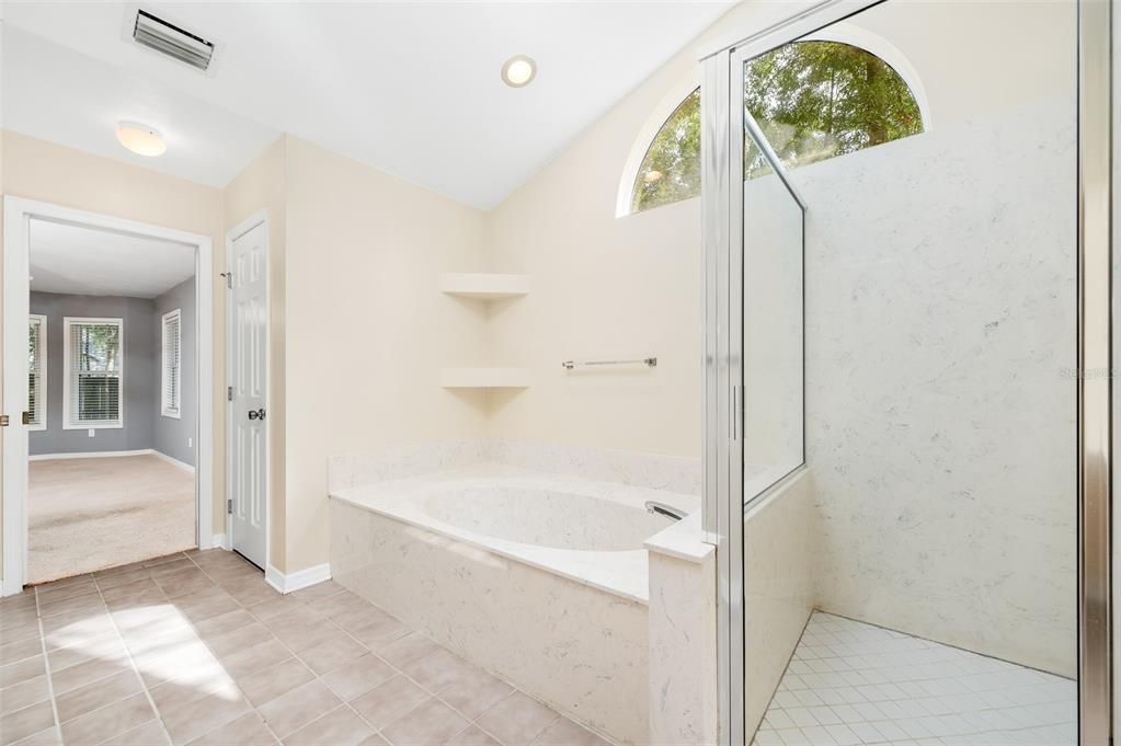 合同活跃: $485,000 (4 贝兹, 2 浴室, 2211 平方英尺)