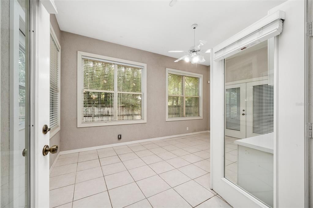 合同活跃: $485,000 (4 贝兹, 2 浴室, 2211 平方英尺)