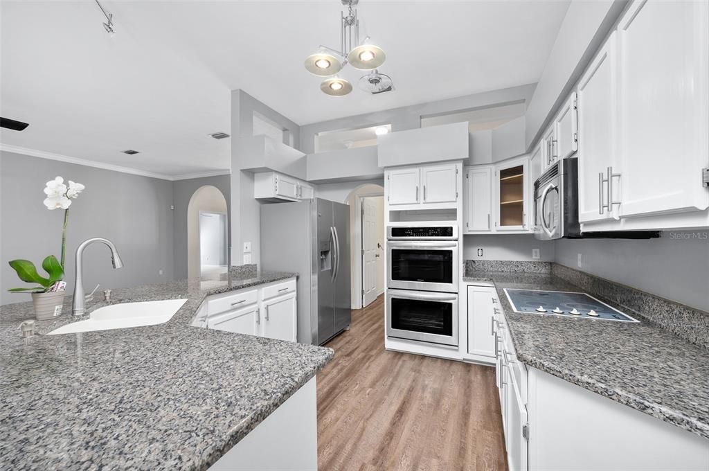 合同活跃: $485,000 (4 贝兹, 2 浴室, 2211 平方英尺)