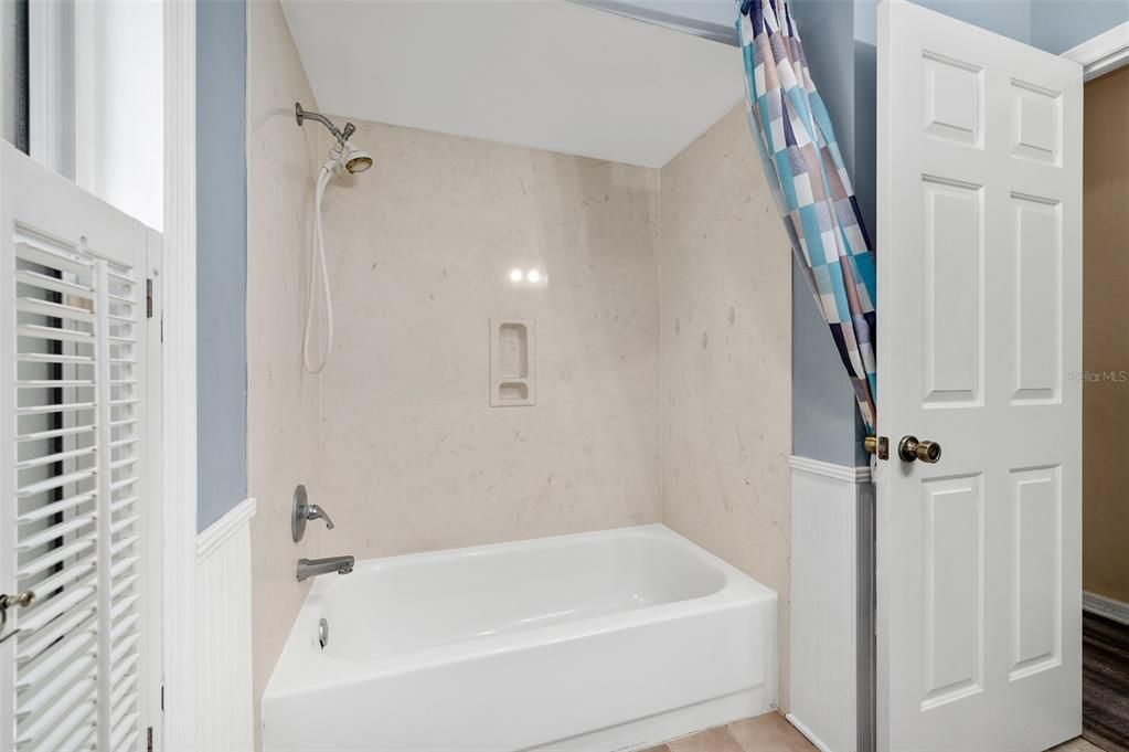 合同活跃: $485,000 (4 贝兹, 2 浴室, 2211 平方英尺)