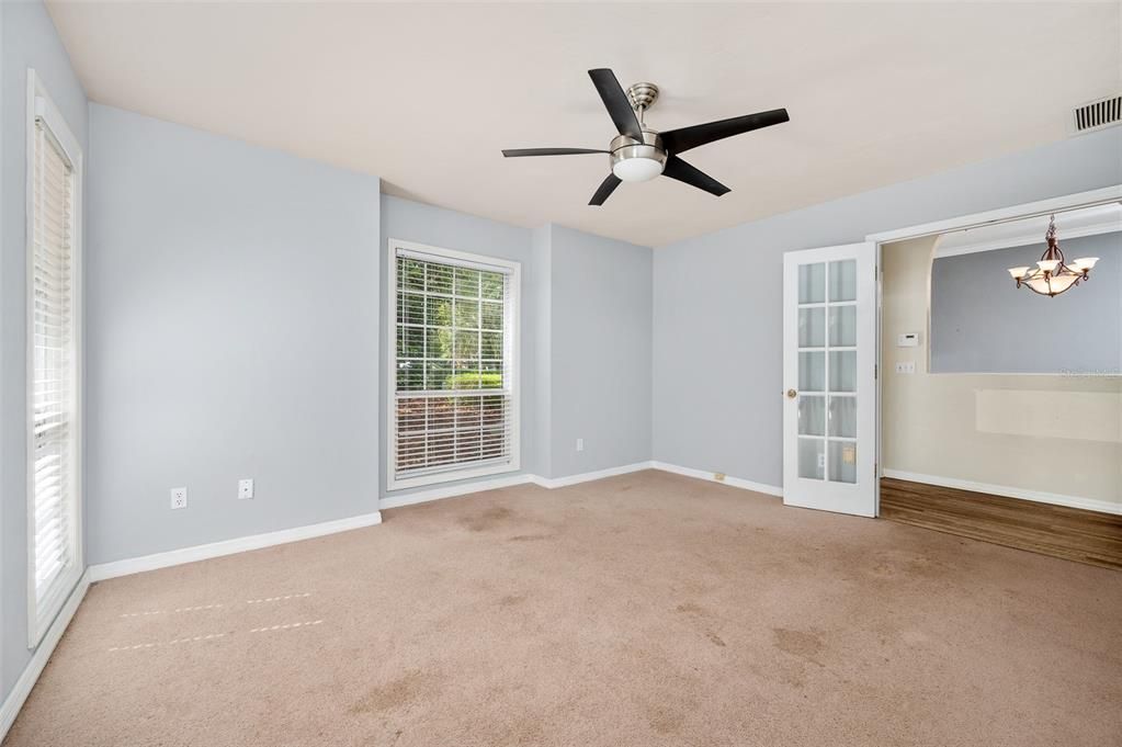 合同活跃: $485,000 (4 贝兹, 2 浴室, 2211 平方英尺)