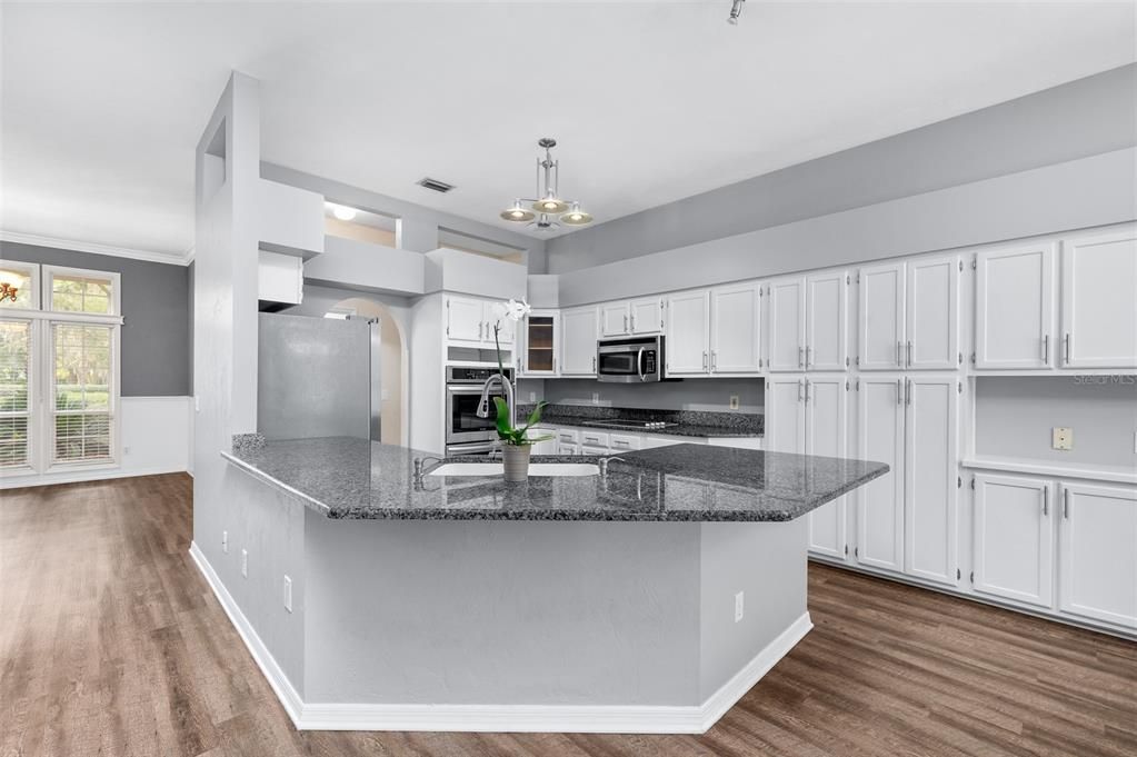 合同活跃: $485,000 (4 贝兹, 2 浴室, 2211 平方英尺)