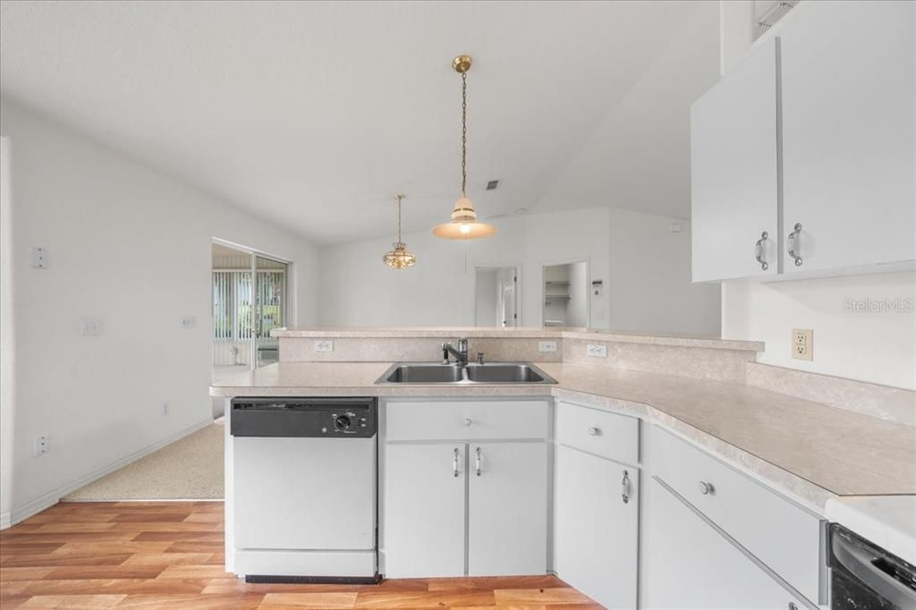 Active With Contract: $204,900 (3 beds, 2 baths, 1482 Square Feet)