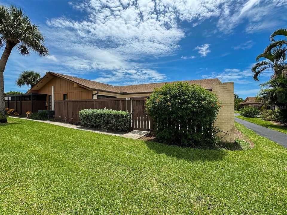 For Sale: $199,000 (2 beds, 2 baths, 1008 Square Feet)