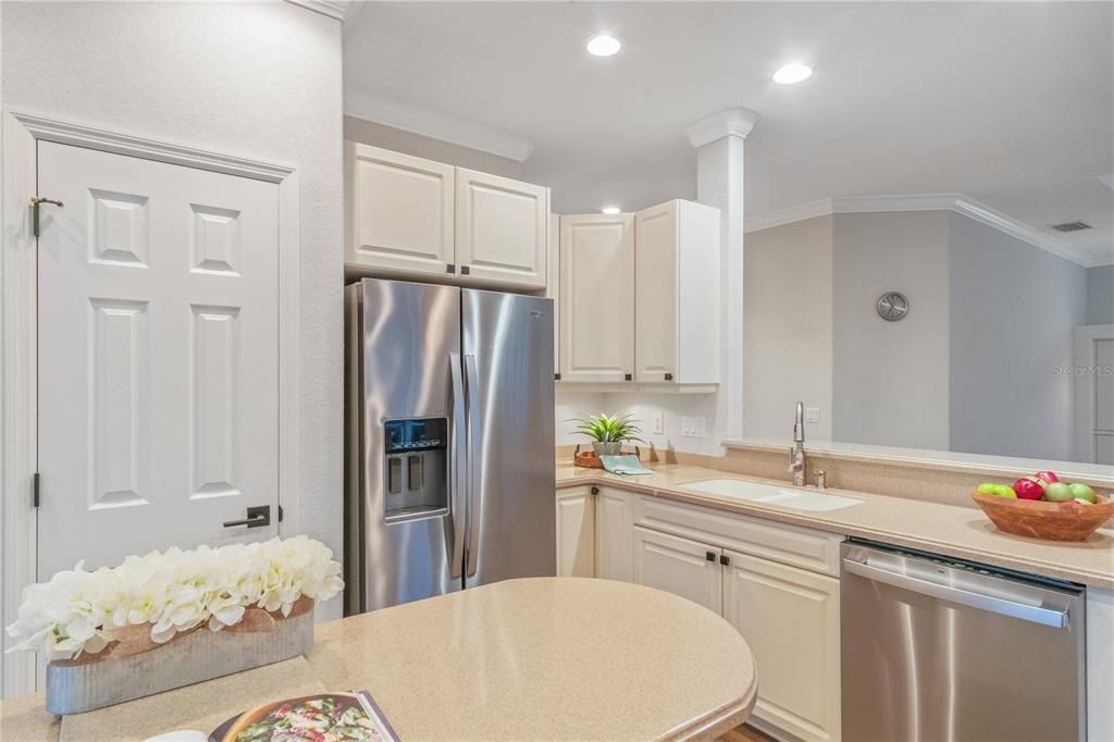 Activo con contrato: $369,900 (3 camas, 2 baños, 1972 Pies cuadrados)