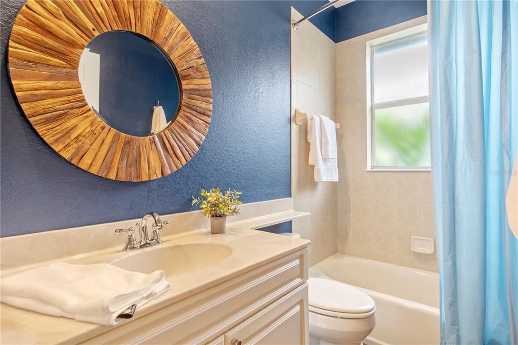 Activo con contrato: $369,900 (3 camas, 2 baños, 1972 Pies cuadrados)