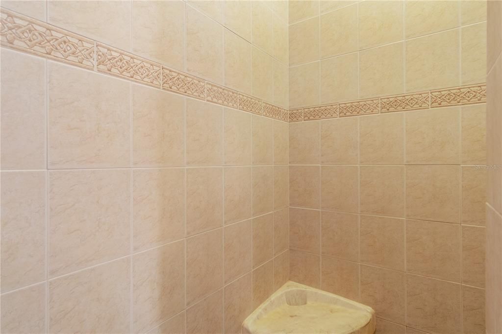 Activo con contrato: $369,900 (3 camas, 2 baños, 1972 Pies cuadrados)