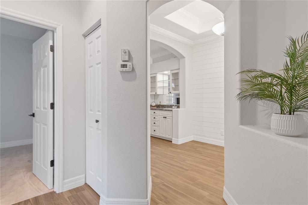 Activo con contrato: $369,900 (3 camas, 2 baños, 1972 Pies cuadrados)