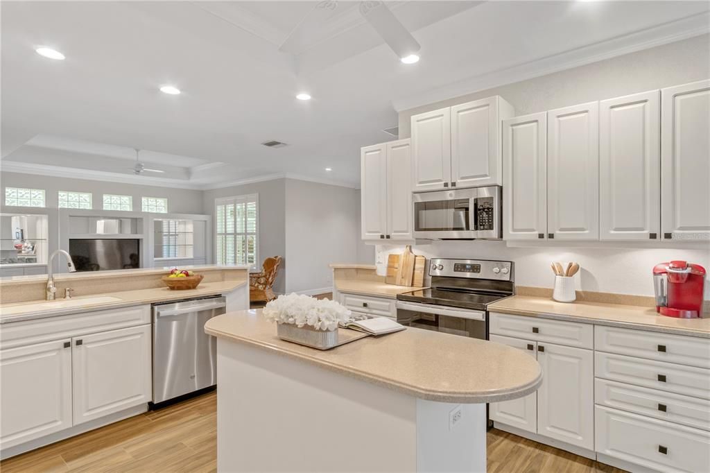 Activo con contrato: $369,900 (3 camas, 2 baños, 1972 Pies cuadrados)