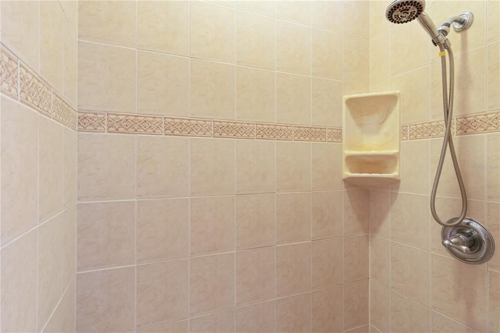 Activo con contrato: $369,900 (3 camas, 2 baños, 1972 Pies cuadrados)