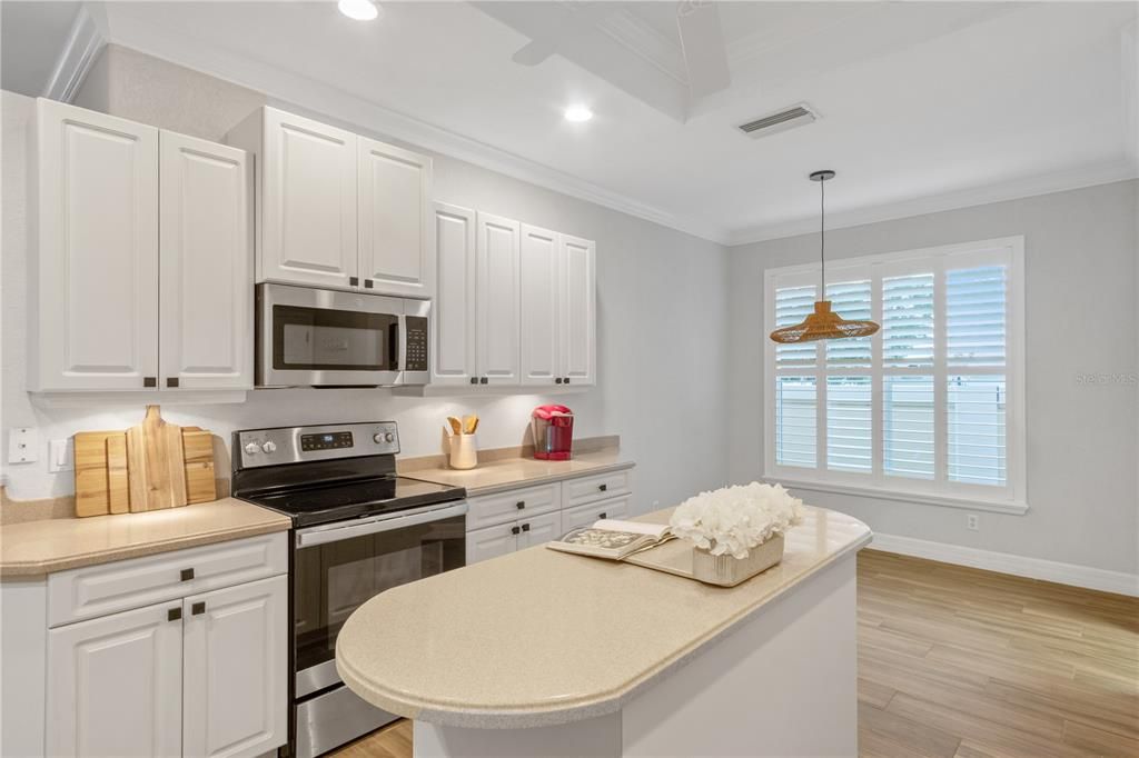 Activo con contrato: $369,900 (3 camas, 2 baños, 1972 Pies cuadrados)