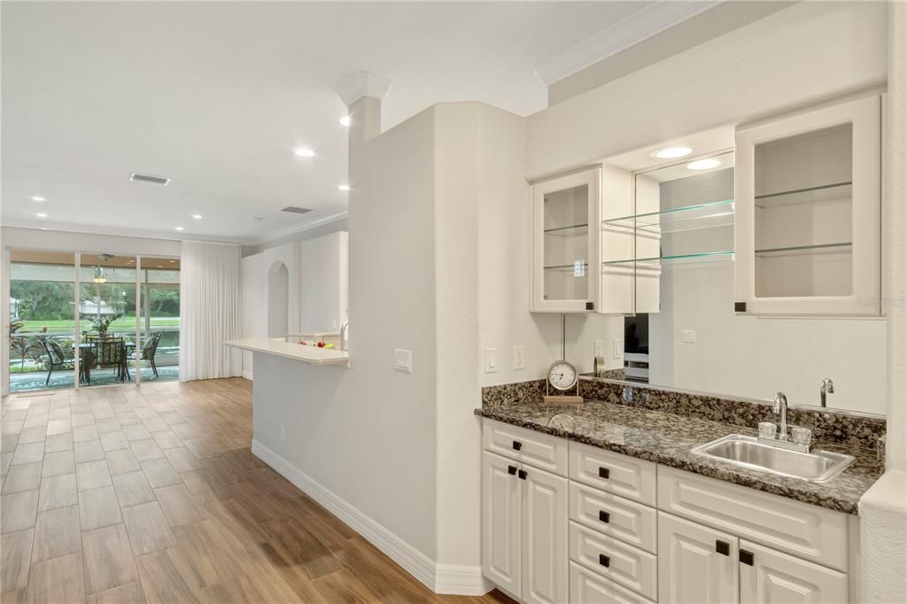 Activo con contrato: $369,900 (3 camas, 2 baños, 1972 Pies cuadrados)