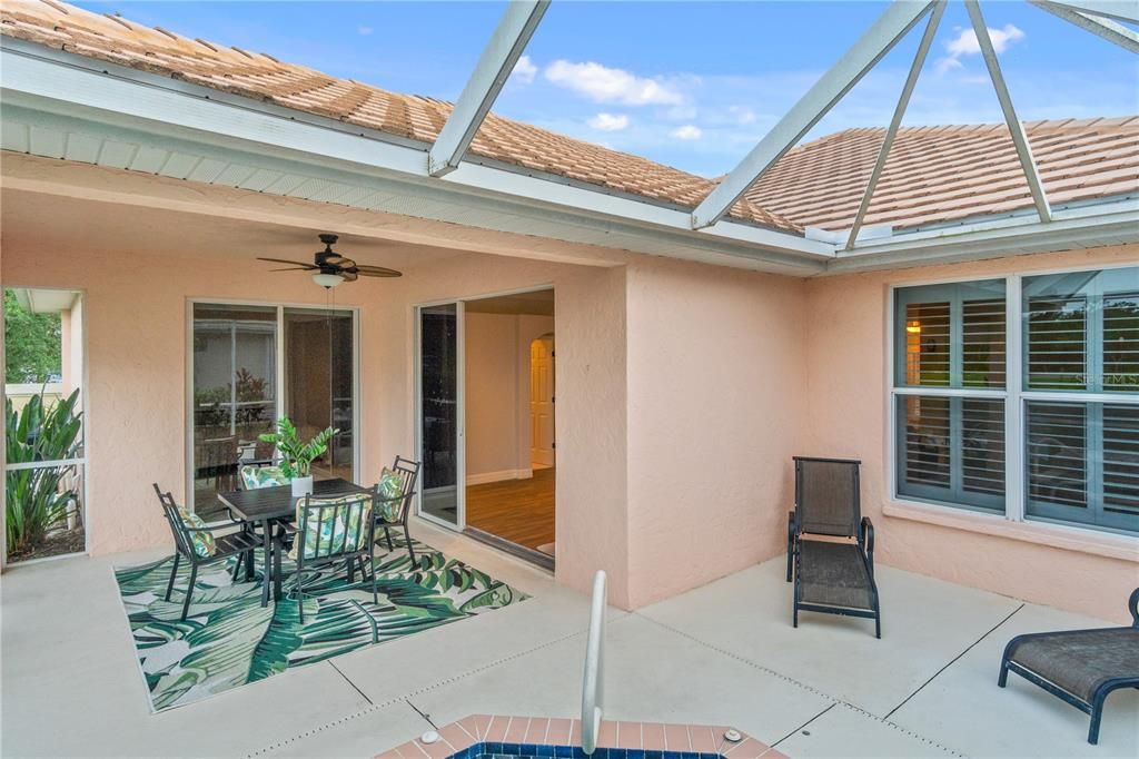 Activo con contrato: $369,900 (3 camas, 2 baños, 1972 Pies cuadrados)