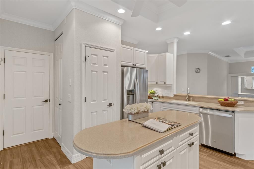 Activo con contrato: $369,900 (3 camas, 2 baños, 1972 Pies cuadrados)