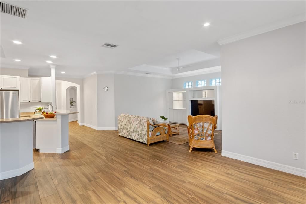 Activo con contrato: $369,900 (3 camas, 2 baños, 1972 Pies cuadrados)