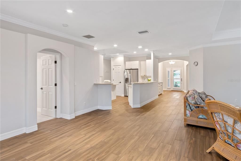 Activo con contrato: $369,900 (3 camas, 2 baños, 1972 Pies cuadrados)