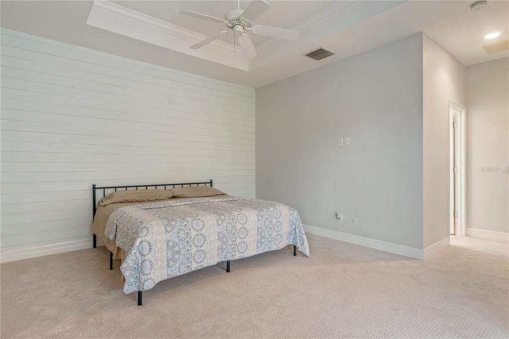 Activo con contrato: $369,900 (3 camas, 2 baños, 1972 Pies cuadrados)