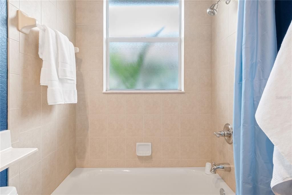 Activo con contrato: $369,900 (3 camas, 2 baños, 1972 Pies cuadrados)