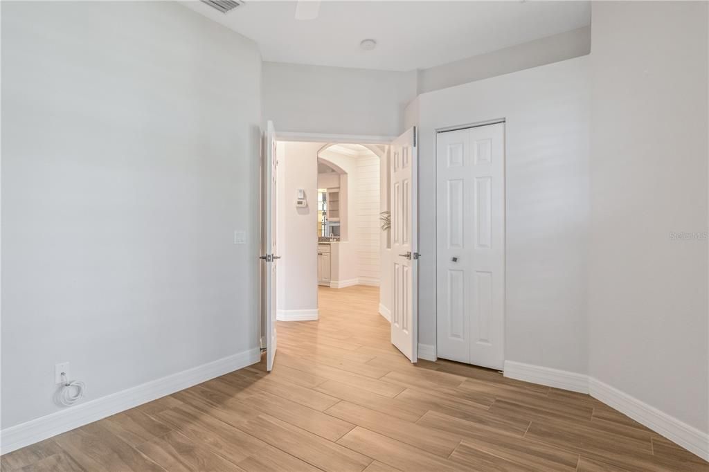 Activo con contrato: $369,900 (3 camas, 2 baños, 1972 Pies cuadrados)