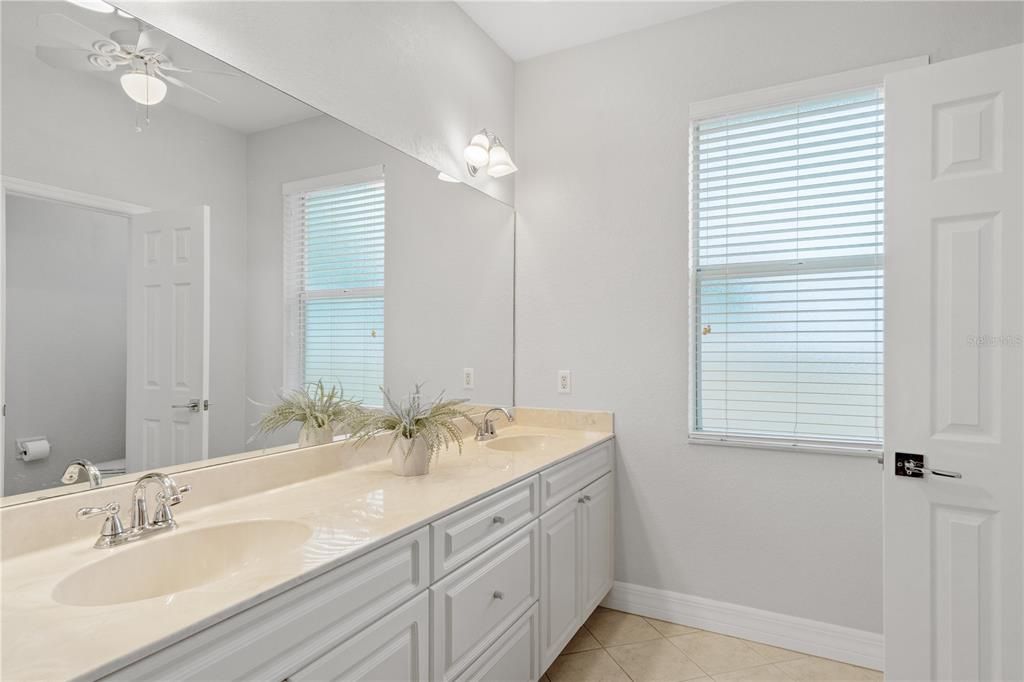 Activo con contrato: $369,900 (3 camas, 2 baños, 1972 Pies cuadrados)