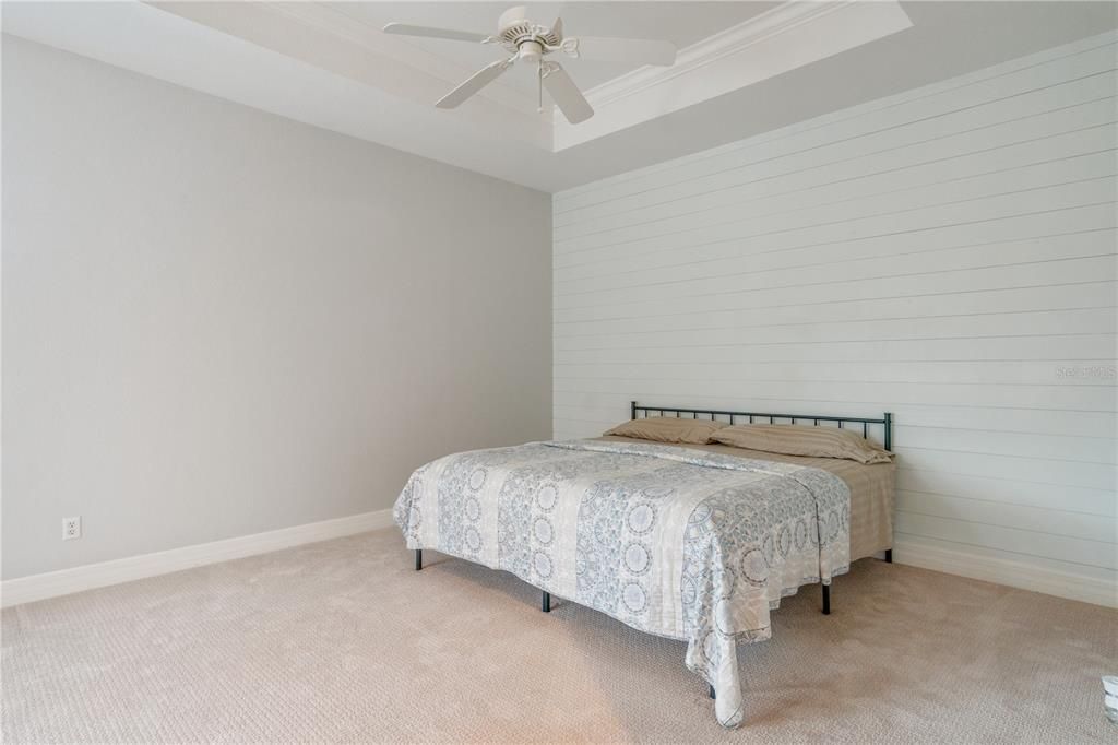 Activo con contrato: $369,900 (3 camas, 2 baños, 1972 Pies cuadrados)