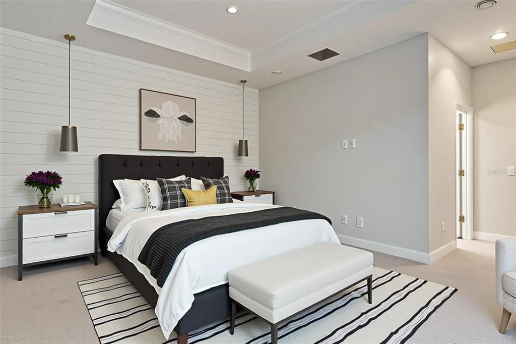 Activo con contrato: $369,900 (3 camas, 2 baños, 1972 Pies cuadrados)