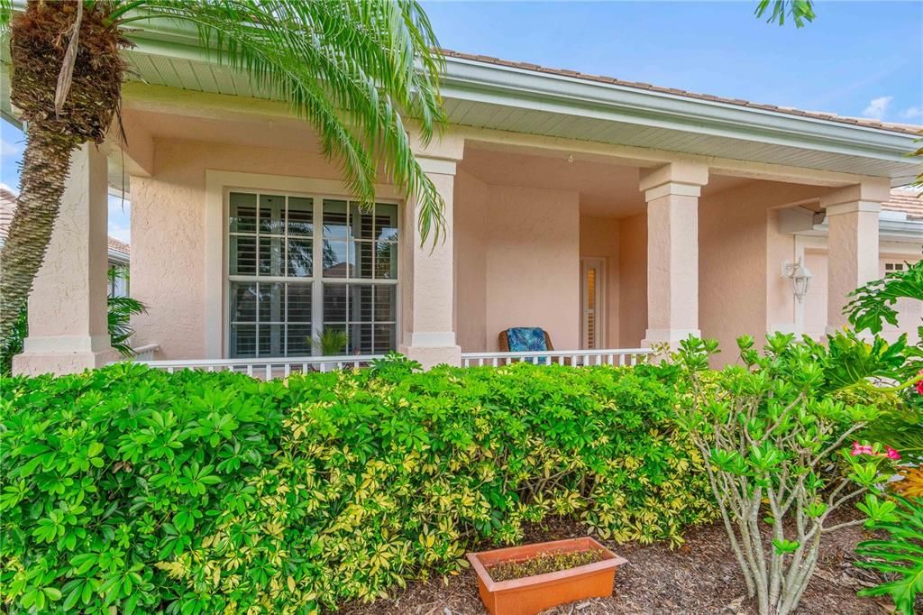 Activo con contrato: $369,900 (3 camas, 2 baños, 1972 Pies cuadrados)