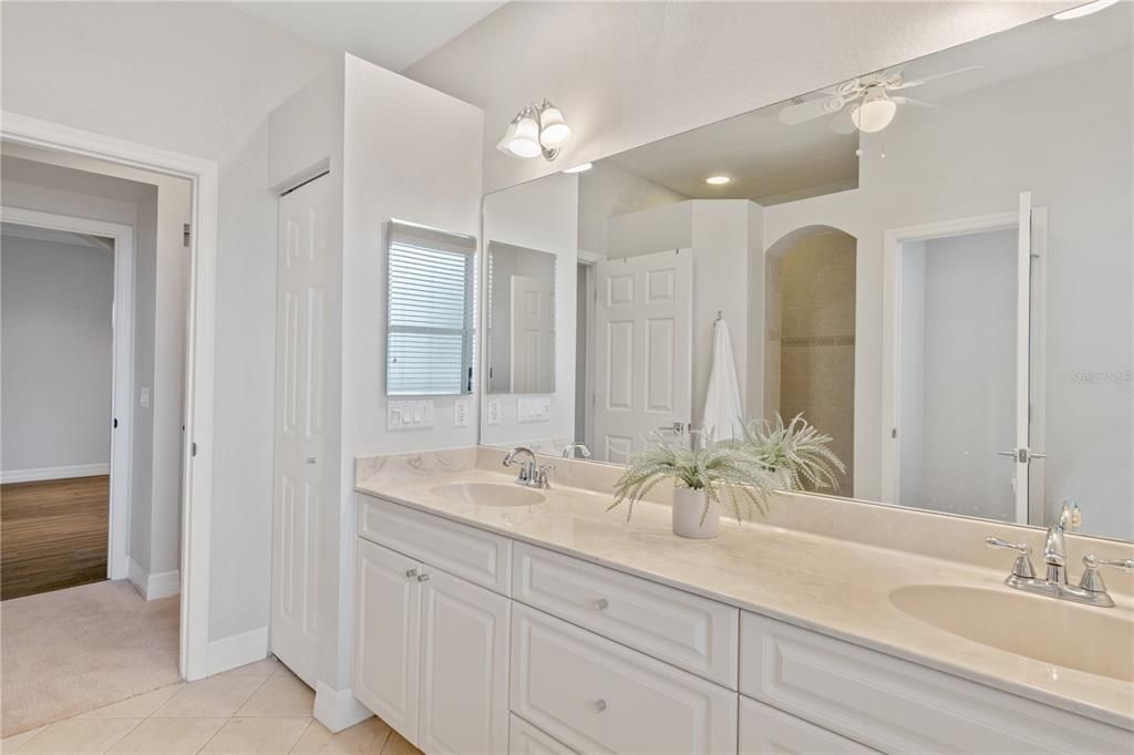 Activo con contrato: $369,900 (3 camas, 2 baños, 1972 Pies cuadrados)