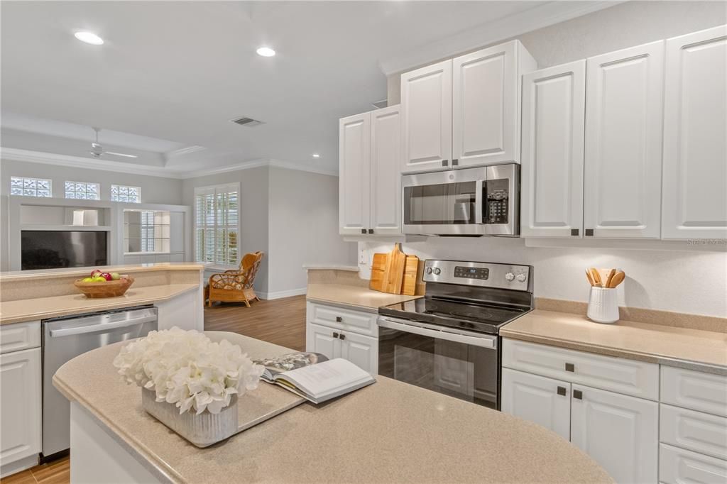 Activo con contrato: $369,900 (3 camas, 2 baños, 1972 Pies cuadrados)