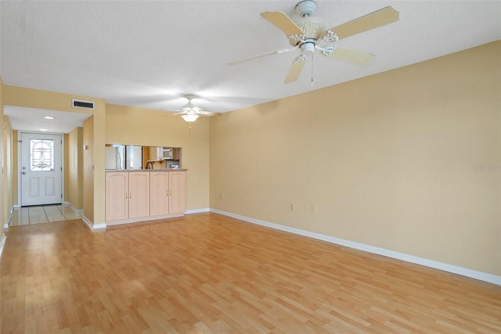 На продажу: $174,000 (2 спален, 2 ванн, 1025 Квадратных фут)