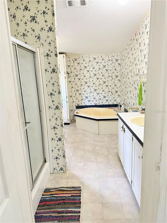 待售: $435,000 (6 贝兹, 3 浴室, 4007 平方英尺)