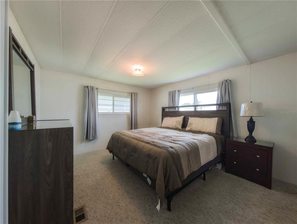 Active With Contract: $127,000 (2 beds, 2 baths, 1089 Square Feet)