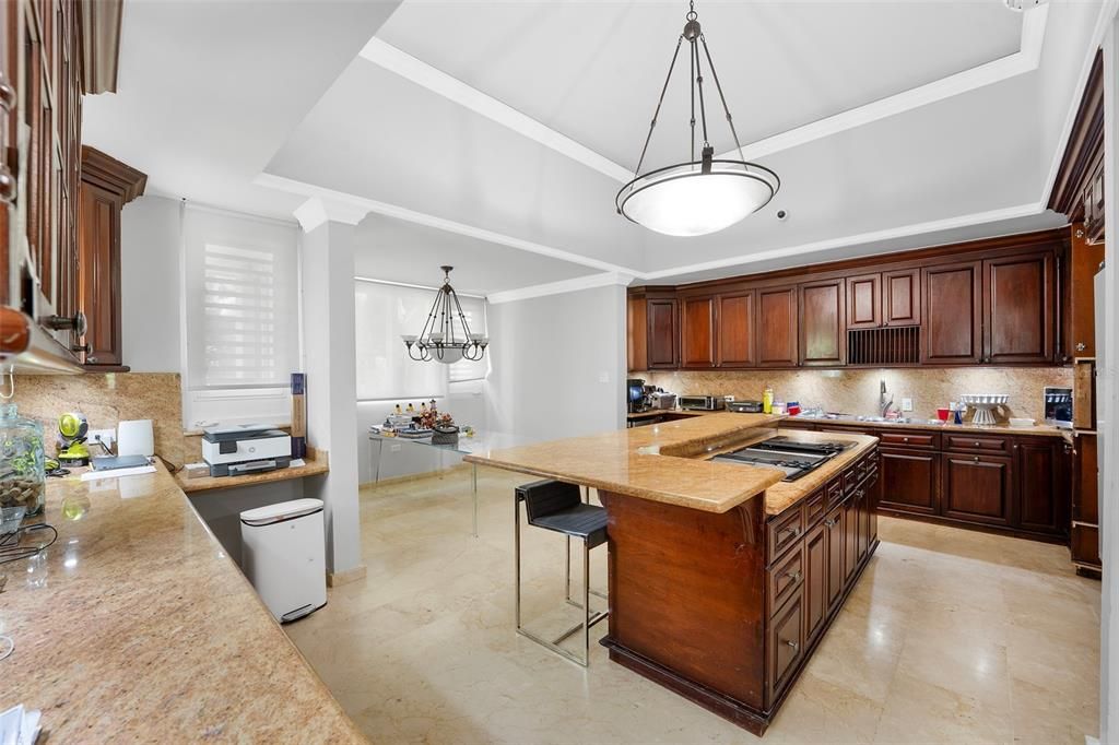 На продажу: $2,325,000 (5 спален, 5 ванн, 4740 Квадратных фут)